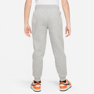 Nike Sportswear Tapered Housut 'Club' värissä harmaa