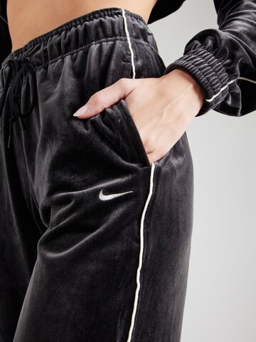 Nike Sportswear Tapered Housut värissä musta