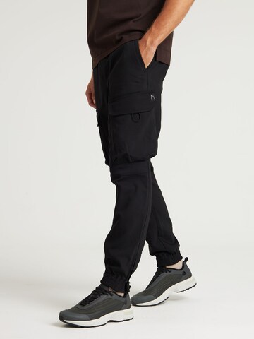 CHASIN' Tapered Cargobroek 'Rift.L Flow' in Zwart