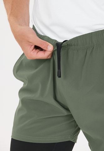 Virtus Regular 2-in-1-Shorts 'Zayne V2' in Grün