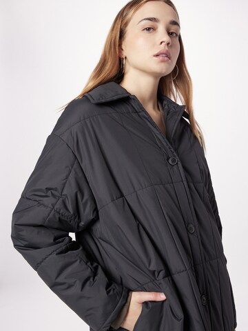 Manteau mi-saison 'QUILTA' minimum en noir