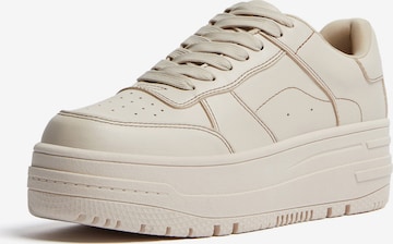 Bershka Sneakers laag in Beige: voorkant