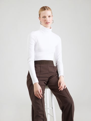 Tricou 'Martha' de la ABOUT YOU pe negru: față