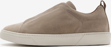 Derimod Slip on -tennarit värissä beige: etupuoli