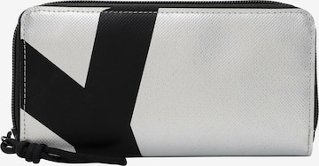 Suri Frey Wallet 'Jessey' in Silver: front