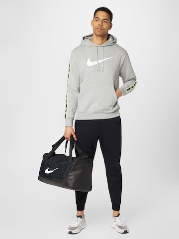 Nike Sportswear Tréning póló 'Repeat' - szürke