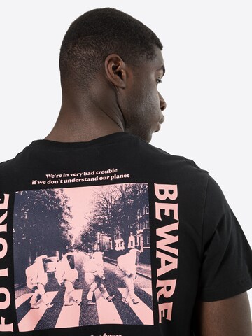 Tricou 'Beware Future' de la Iriedaily pe negru
