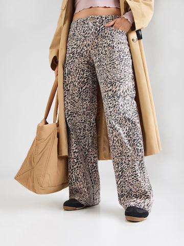 Volcom Regular Trousers in White: front