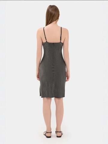 Hiccup Kleid in Schwarz