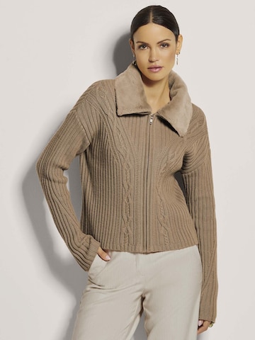 MADELEINE Gebreid vest in Bruin: voorkant