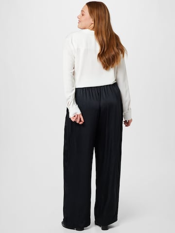 River Island Plus - Pierna ancha Pantalón plisado en negro