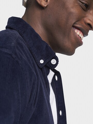 Redefined Rebel - Ajuste regular Camisa 'Sean' en azul