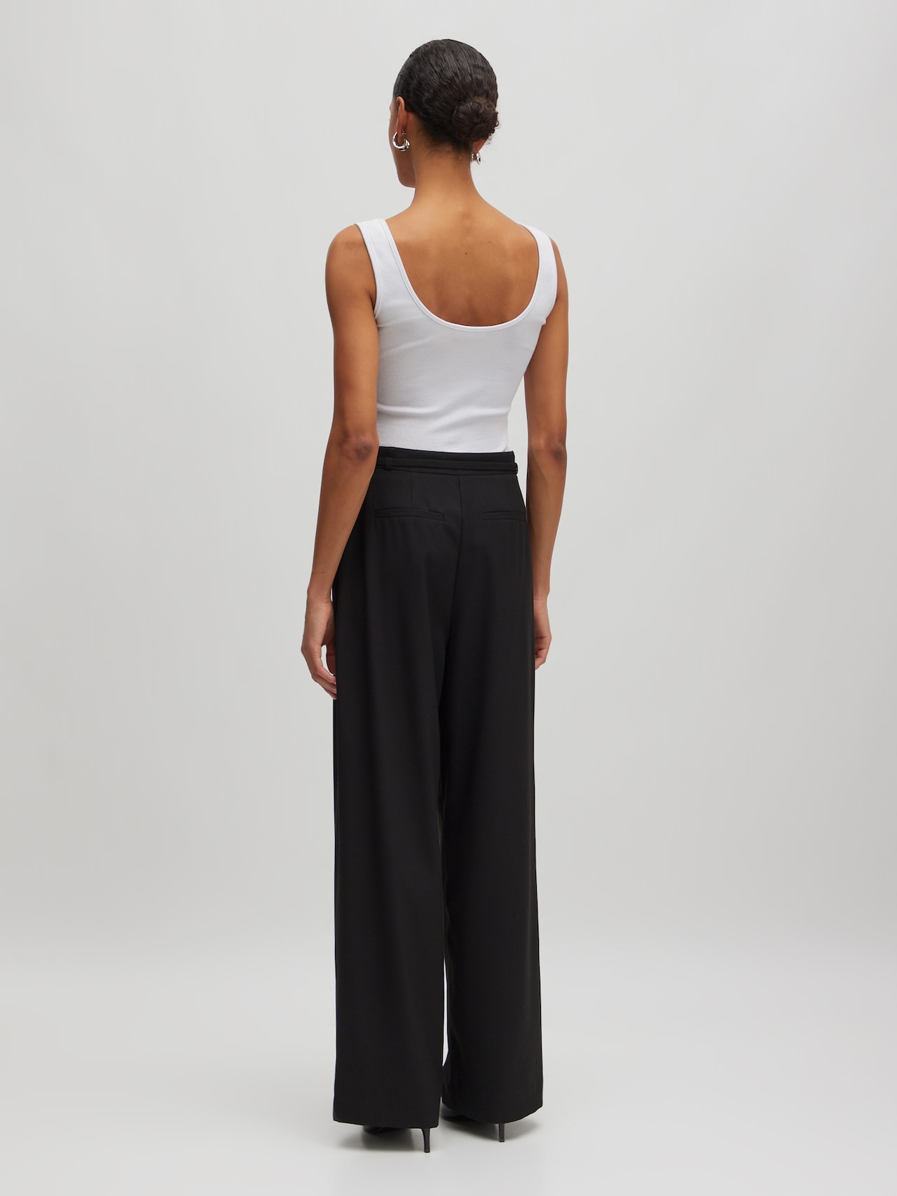 EDITED Pantalon à plis 'Elna' noir