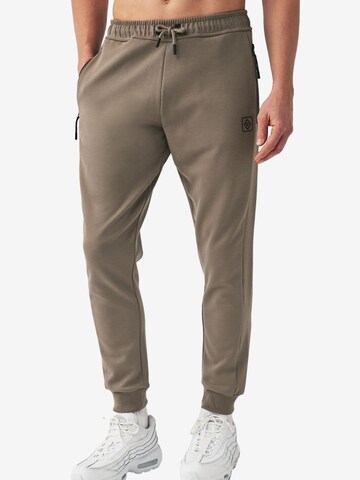 Tapered Pantaloni funzionali di Next in marrone: frontale