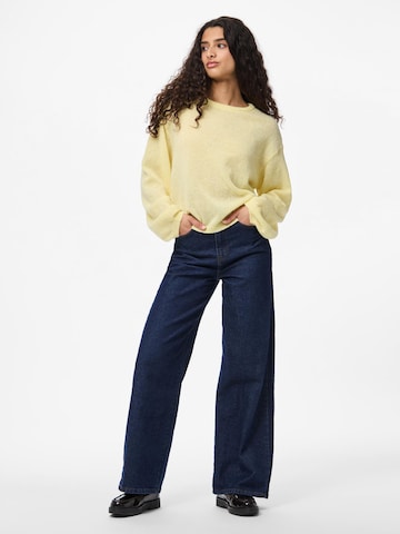 Pull-over 'PCIda' PIECES en jaune