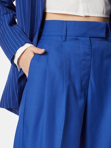 SECOND FEMALE Široký strih Plisované nohavice 'Junni' - Modrá