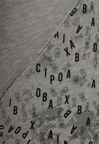 CIPO & BAXX Asymmetrisch T-Shirt mit Buchstabenaufdruck in Grau