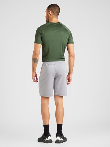 Hummel Regular Sportshorts in Grau