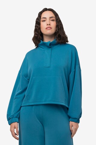 Sweat-shirt Ulla Popken en bleu : devant