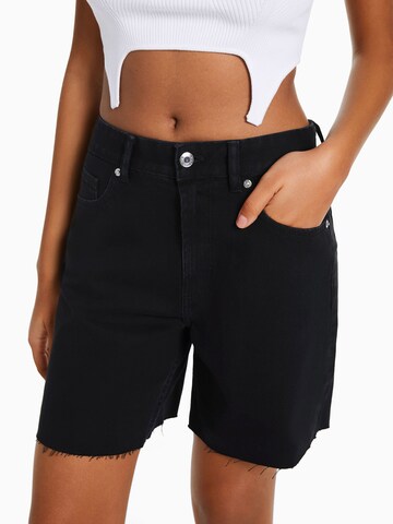 Bershka Regular Shorts in Schwarz