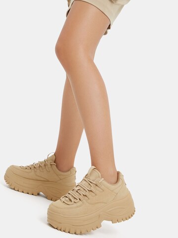 Baskets basses Bershka en beige : devant