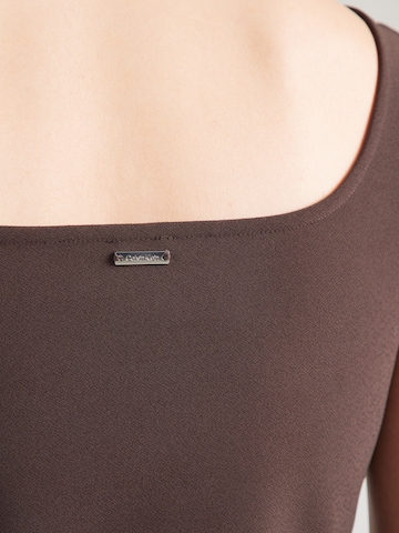 Top de la Calvin Klein pe maro