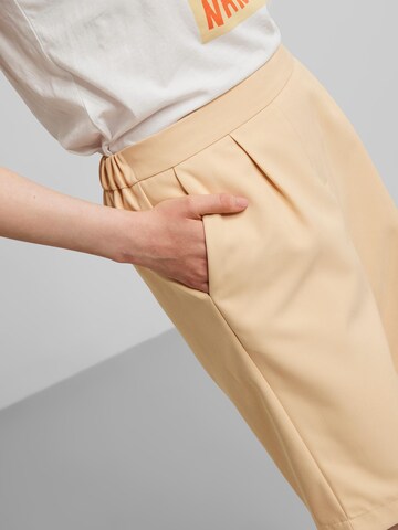 PIECES Loose fit Pleat-front trousers 'Vagna' in Orange