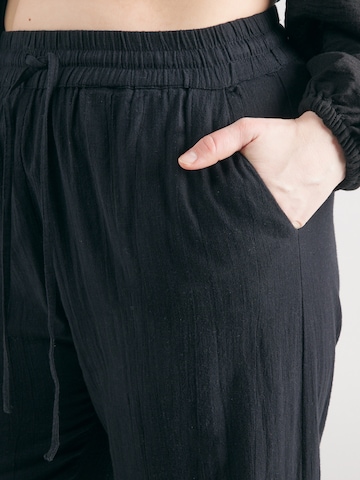 Loosefit Pantaloni 'CARTIZANA' di ONLY Carmakoma in nero