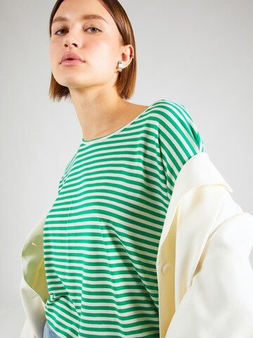 Tricou 'AVA' de la Aware pe verde