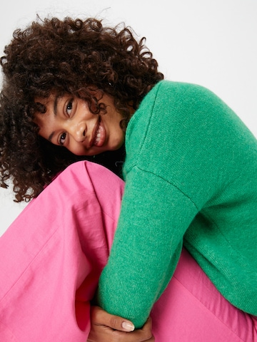 Superdry Sweter 'Essential' w kolorze zielony