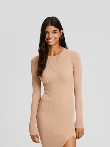 Bershka Gebreide jurk in Beige: voorkant