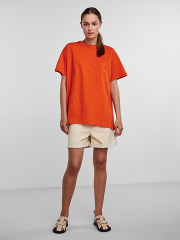 PIECES - Camiseta talla grande 'Rina' en naranja