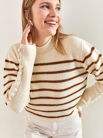 Bianco Lucci Sweater in White: front