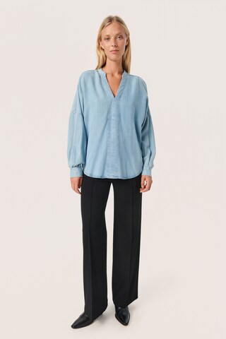 SOAKED IN LUXURY Blouse 'Friday' in Blauw