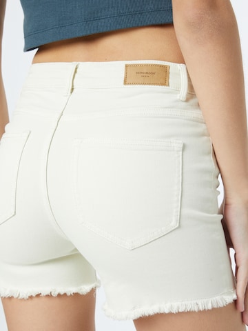 Skinny Jeans 'PEACH' di VERO MODA in bianco