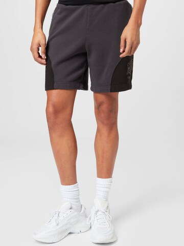 PUMA - Loosefit Pantalón deportivo en negro: frente