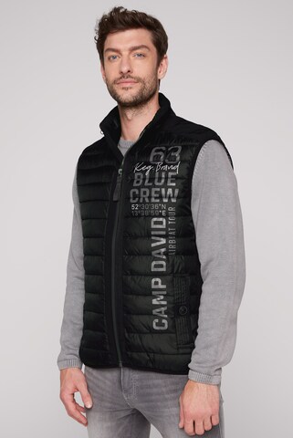 CAMP DAVID Leichte Steppweste mit Softshell-Details in Schwarz: Vorderseite