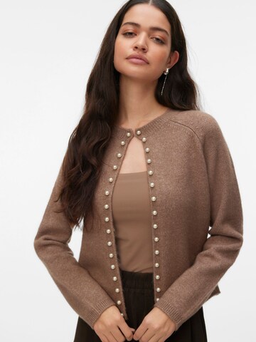 Cardigan 'VMAwmagelene' VERO MODA en marron : devant