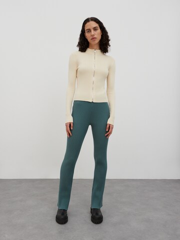 EDITED Slimfit Spodnie 'Vivi' w kolorze zielony