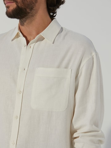 Coupe regular Chemise 'Leon' ABOUT YOU x Alvaro Soler en blanc