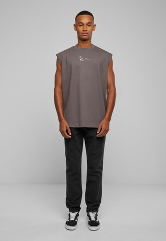 Maglietta 'Essential' di Karl Kani in grigio