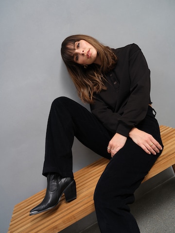 A LOT LESS Sweatshirt 'Leona' in Schwarz