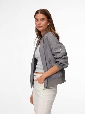 VERO MODA Tussenjas 'SNKatarina' in Grijs
