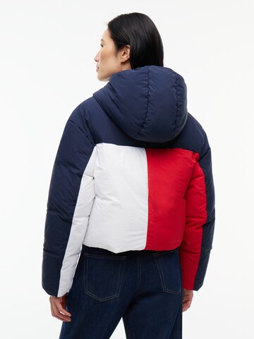 Tommy Jeans Χειμερινό μπουφάν σε μπλε