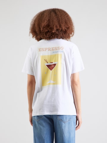 T-shirt 'PCALIFI FASTTRACK' PIECES en blanc : devant