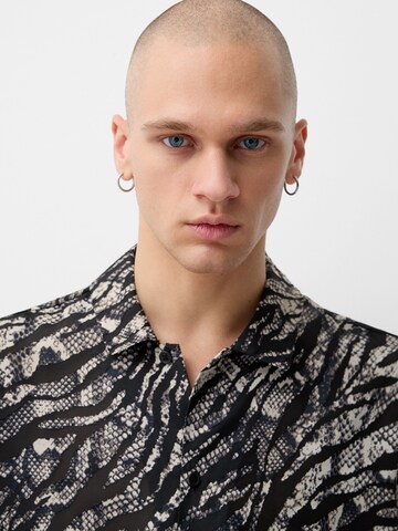 Comfort fit Camicia di Bershka in nero