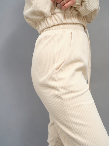 A LOT LESS Tapered Hose 'Fabienne' (GOTS) in Beige