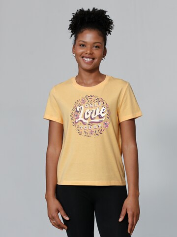 Maglietta ' Only love today ' di Watapparel in giallo: frontale