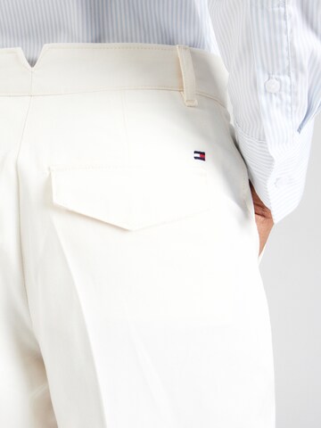 TOMMY HILFIGER Loosefit Pressveckad byxa i vit