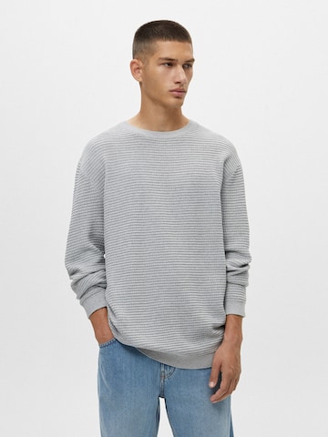 Pulover de la Pull&Bear pe gri: față